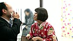 モニタリング 新一年生JD娘×父親 マジックミラーの向こうにはお母さん！ 18歳限定！！入学式直後の女子大生の娘とお父さんが2人きりの密室でHなミッションに挑戦！成長した娘の身体に触れた父親は理性を失いマジックミラー越しに見える母の目の前で、禁断の近親相姦をしてしまうのか？！-まさかの連続射精スペシャル- サンプル画像21