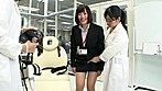 「100,000回転の電マを当て続けたらどうなるか？」をSOD女子社員が真面目に検証してみた結果 パンツスーツの裾まで染みるほど漏らして漏らして 5人合計48回イキ SOD性科学ラボ レポート 2 サンプル画像13