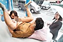 マジックミラー号 新婚夫婦NTR 「赤ちゃん欲しがってる奥さんの前で子作りしちゃおっか？」淫語手コキで生挿入を誘う倉多まおの痴女テク逆ナンパ