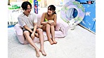 「童貞くんのオナニーのお手伝いしてくれませんか...」海水浴場で声を掛けた心優しい水着美女がマジックミラー号で童貞くんを赤面筆おろし！ 2024夏 - Image 13