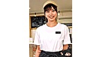 「お待たせしましたお客様、スマイルカフェです」接客中は何をされても常に笑顔の、顧客満足度最高水準のカフェ店員に密着 みなみ（22） - Image 1