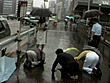 追跡FUCK！！土砂降り土下座 人妻ナンパ9 - Image 4