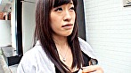 下着を見せてくれたら謝礼を出すと！衛星放送の番組のアンケートに誘われた若奥様！車の中でノリ良く下着を剥ぎとられ電マでパイパンマ〇コは大洪水！？