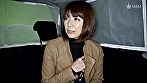 奥様限定で衛星放送のインタビューテイで車に連れ込まれたEカップスレンダー奥様！なし崩し的に電マで責められド淫乱に変貌！お部屋に移動してEカップ乳を揺らして他人棒を求め乱れ狂う！