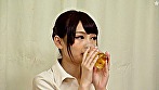 スレンダー美女の出張メンズエステティシャンを自宅に呼んでお茶に忍ばせた媚●を飲ませてみると！？ 画像1