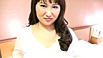 ホテルの一室でFカップ乳を露わにする不貞妻！感度抜群のカラダは性欲に負け快感に溺れて他人棒SEXに堕ちる！