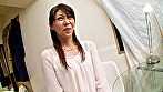 清楚な雰囲気のごく普通の奧さんがAVのカメラの前で豹変野獣SEX！