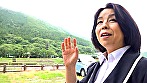 AVに応募して来た地方の熟女を求めて突撃撮影！制服に身を包んだ清楚な熟女が乱れる中出しSEX！