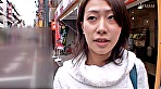 街行く清楚系若妻さんをナンパしてインタビュールームに誘いなし崩し的に下着チェック！卑猥な剛毛股間に電マを押し当て快楽堕ちの乱交SEX！ 画像1