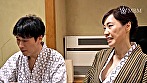 娘夫婦の久しぶりの帰省。誘う美し過ぎる義母と妻の傍で激ピスSEX！ 画像1