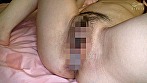 ショートヘアーの遅咲き熟女がカメラの前でイキまくる！ちいパイ乳首を責められて快楽に溺れるイキ過ぎSEX 画像10