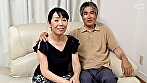結婚27年目、五十路の熟年夫婦が奥さんのお尻自慢でAV出演！？カメラの前で電マ＆バイブで絶頂イキ！長年連れ添った信頼の濃厚快楽SEX！ 画像1