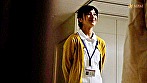 深夜の消灯後の廊下で男性患者と談笑の人妻看護師さんは退院祝いにカラダ重ねる欲求不満の淫乱性交！ - Image 1