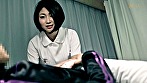 二十歳の入院患者の肉棒を優しく触る熟女看護師さん。大きくなる肉棒を内緒ね！とフェラする性処理看護師さんと淫乱性交！ 画像1