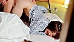 街で見かけた母娘を宿泊付きインタビューにご招待！母に狙いを定めてなし崩し的な愛撫を仕掛けると･･･声を潜めて感じる母に激ピス顔射SEX！ - Image 7