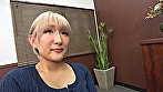 ギャル系モデルのインフルエンサーを目指す金髪色黒ギャルがやり手のプロデューサーの口車にのせられてハメ撮りの餌食に？！肉棒を挿入されて『アンアン』喘ぐ衝撃映像が流出！ - Image 1