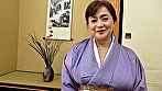 豊満ボディを和服で包む未亡人、六十路熟女の初撮りAV。二人がかりのねっとり愛撫に旦那仕込みのカラダは熱く濡れぶっ飛び絶頂SEX！ - Image 1