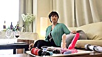 熟れたカラダの30代の清楚系奥様も欲求不満！？大人のおもちゃに興味津々で思わず股間にあててオナニーイキで男根欲しがる淫乱SEX！ 画像1