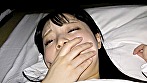布団に潜ってこっそり嵌め撮りSEX！あどけなさが残る美女との声を潜めてのプライベート映像 画像1