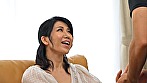 自宅に招いた男性ふたりからのなし崩し的な愛撫に抗えない欲求不満の色白奥様とナンパ3P性交！ - Image 1
