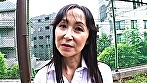 遊びを知らない真面目な素人熟女が好奇心と性欲に負けてAV出演！スレンダーボディをくねらせリアルな痴態を晒す！ 画像1