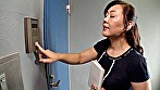 それって誘ってる！？ミニスカ巨乳でパンツを見せつける様に股を広げる欲求不満熟女の痴女SEX！ 画像1