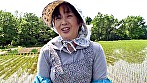 長閑な田園風景に佇む地味で素朴なおばちゃんが刺激を求めて旦那の旅行中にAV出演で野外活動！ 画像1