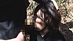 人目をはばかる草むらで頭を抑え込まれてイラマチオ！三十路人妻の喉奥に口内射精！ - Image 6