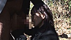 人目をはばかる草むらで頭を抑え込まれてイラマチオ！三十路人妻の喉奥に口内射精！ - Image 10