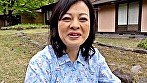 待ちきれず撮影隊を迎えにきた飾りっ気の無い農家のおばさん！AV出演でカラダも心も満たされたいヤリマン熟女。 画像1