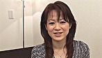 欲求不満の四十路熟女は久々エッチに大興奮！重力に負けたしだれ乳をぶら下げて男優の肉棒をご堪能！ 画像1