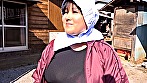 地方の農作業中の童顔ポッチャリボディの熟女と初撮りAV！旦那に内緒で自宅でAVセックスにイキ狂う！ 画像1