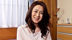 四十路の美熟女がプロのメイクでAVデビュー！熟女ブーム！？に乗っかり性欲発散の淫乱中出しSEX！ サンプル画像1