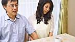 娘に彼氏を紹介していたらテーブルの下で触られて！声を抑えて盛り上がる熟年カップル。 サンプル1