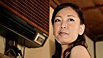 シーン1：無防備なお母さんの胸元！「お母さんが好きなんだ！」愚息の思いに身を委ねる黒髪美人お母さん！