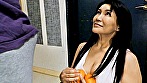 シーン1：お隣の奥さんがエロ過ぎて･･･勃起した肉棒にそっと手を伸ばす欲求不満奥さんと、玄関で即ハメファック！