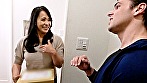 シーン1：心待ちにしてた配達員はイケメン外国人！もっこり股間がデカすぎて、虜になる欲求不満の爆乳エロ熟女！