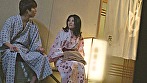 シーン1：温泉ナンパ！可愛らしいスレンダー奥様と、湯煙4Pセックス！