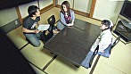 シーン1：娘さんが横に居るのに、アソコはビシャビシャ！男のモノにしゃぶりつく、いやらしい巨乳妻