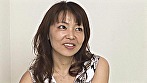 シーン1：勃起した肉棒に満面の笑顔を浮かべる人妻さん！職場の男だけでは飽き足らず本物の男優にまで手を出す始末！懲りない人妻には中出しセックスで成敗！
