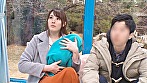 えみ（22） 人妻 マジックミラー号 真正中出し！きれいな若妻がすぐ側に旦那さんがいるのに･･･ サンプル画像1
