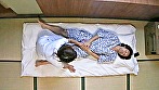 出張マッサージのおばちゃんにチ●コを見せつけ中出し！ 2 画像1