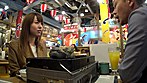 頑なにAV出演を拒んでいた行きつけのファーストフード店員のKちゃんを口説いて撮影に成功。そして勝手に発売！！ サンプル画像1