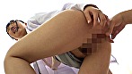 真面目で堅物そうな休憩中のリケジョ研究員がターゲット！性に対して関心が無いように見えて実は全員むっつりドスケベ！？チ●ポを出されると研究対象のように観察・触診してフェラチオまで！もう興奮してグチョグチョのオマ●コは体育会系チ●ポを拒めない！ 223分SP - Image 5