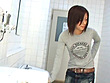 居酒屋トイレで悪酔いした挙句間違って男子トイレで片足あげて放物線を描きながら立ちション便する女 盗撮 サンプル画像12