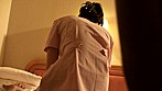 内緒でヤラしてくれるのは誰だ！ガードの固い人妻マッサージ嬢 拒みつつも全身ビクビクでイキまくり！中出し サンプル画像21