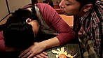 コタツの中でイカされ中出しされた嫁の母 サンプル画像3