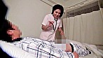 美人ナースにチ○ポ露出！性処理看護もお願いできるか？ サンプル画像5