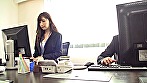 僕の前でわざとチラリ露出する人妻OLが淫語で挑発してきて･･･ 佐々木あき サンプル画像1