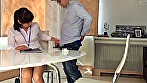 人妻生保レディが契約に必死なのでチ○ポ出して隠れてセンズリしたら･･･ サンプル画像3